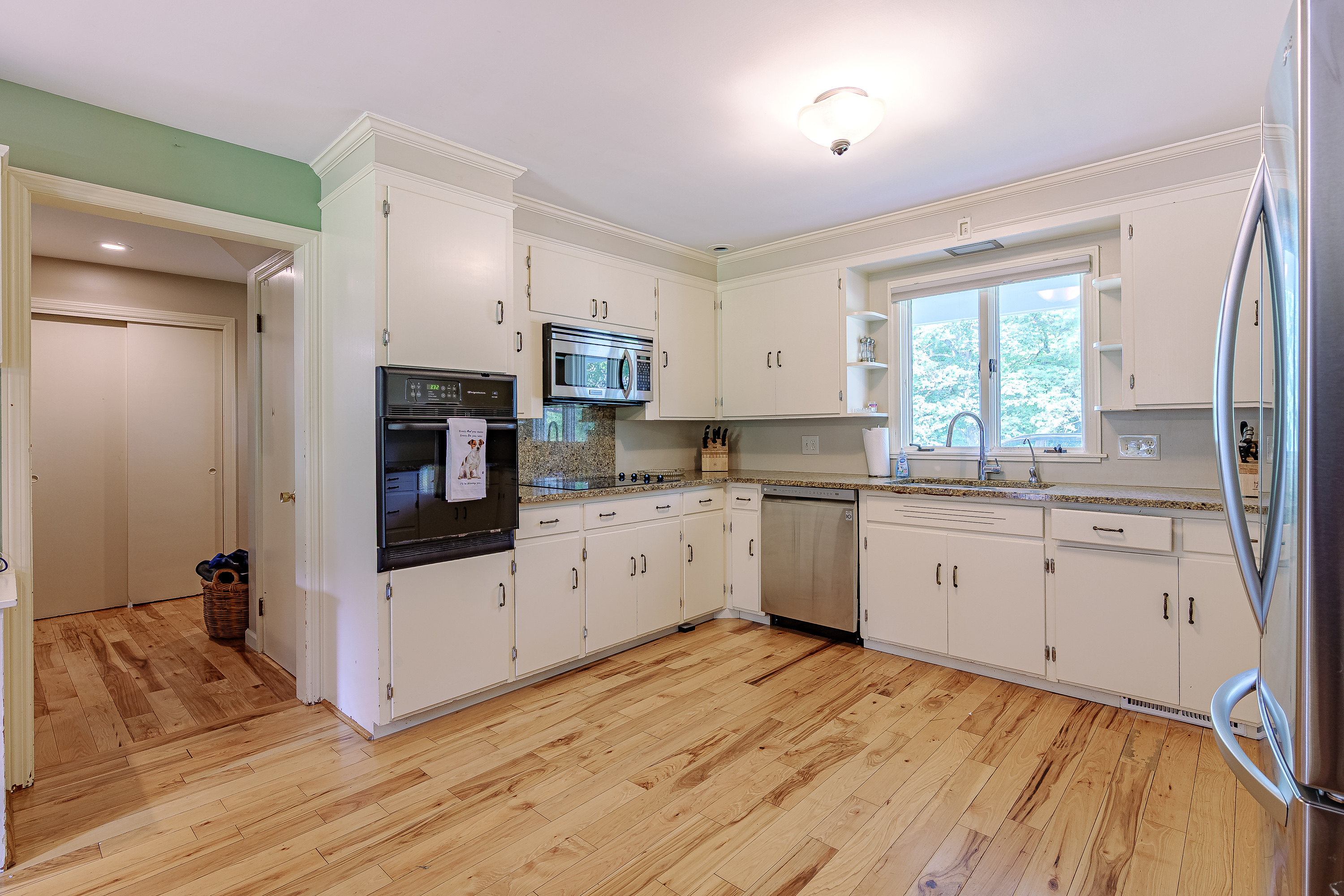 Additional residence and barn photograph 16