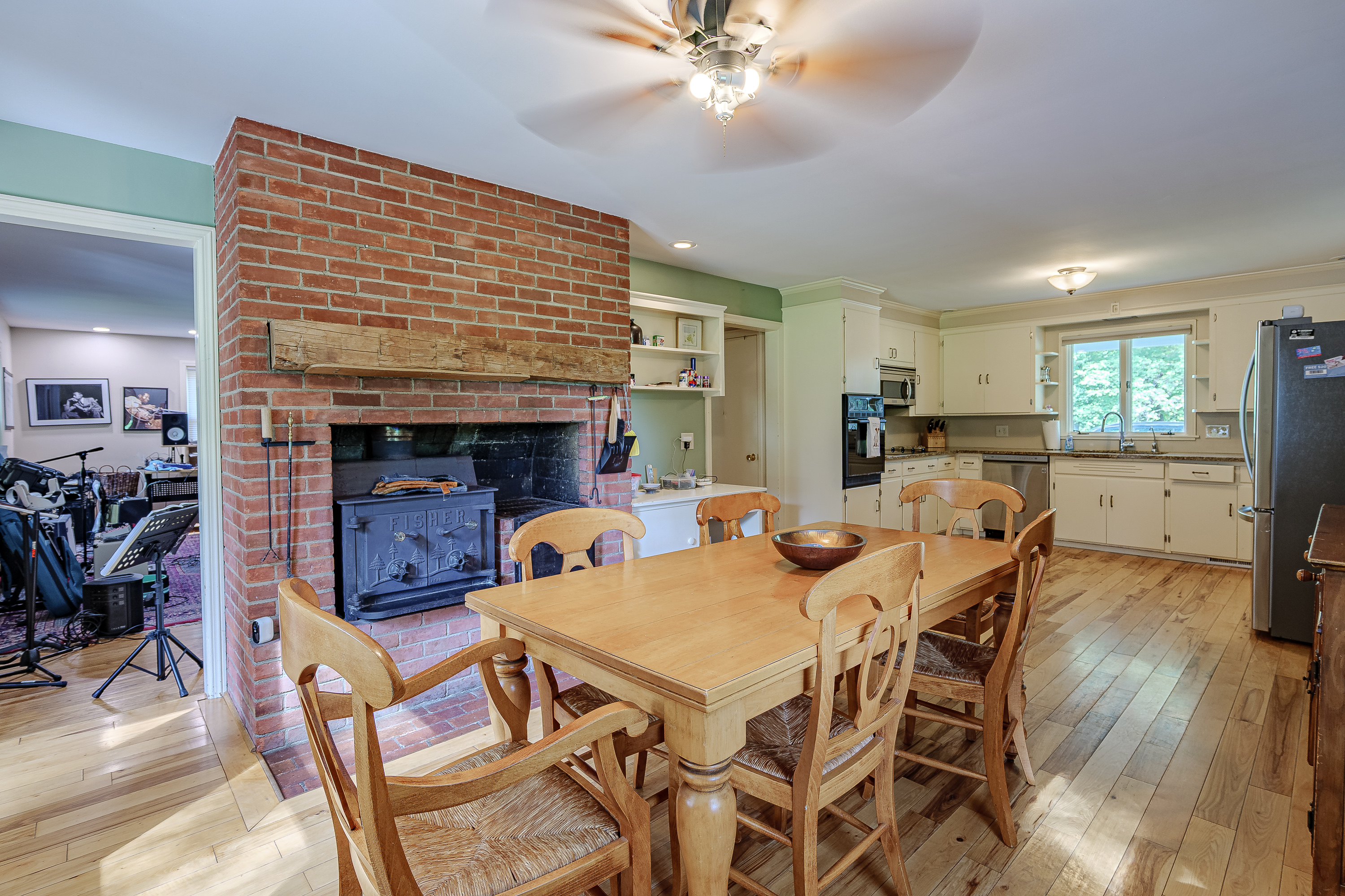 Additional residence and barn photograph 19