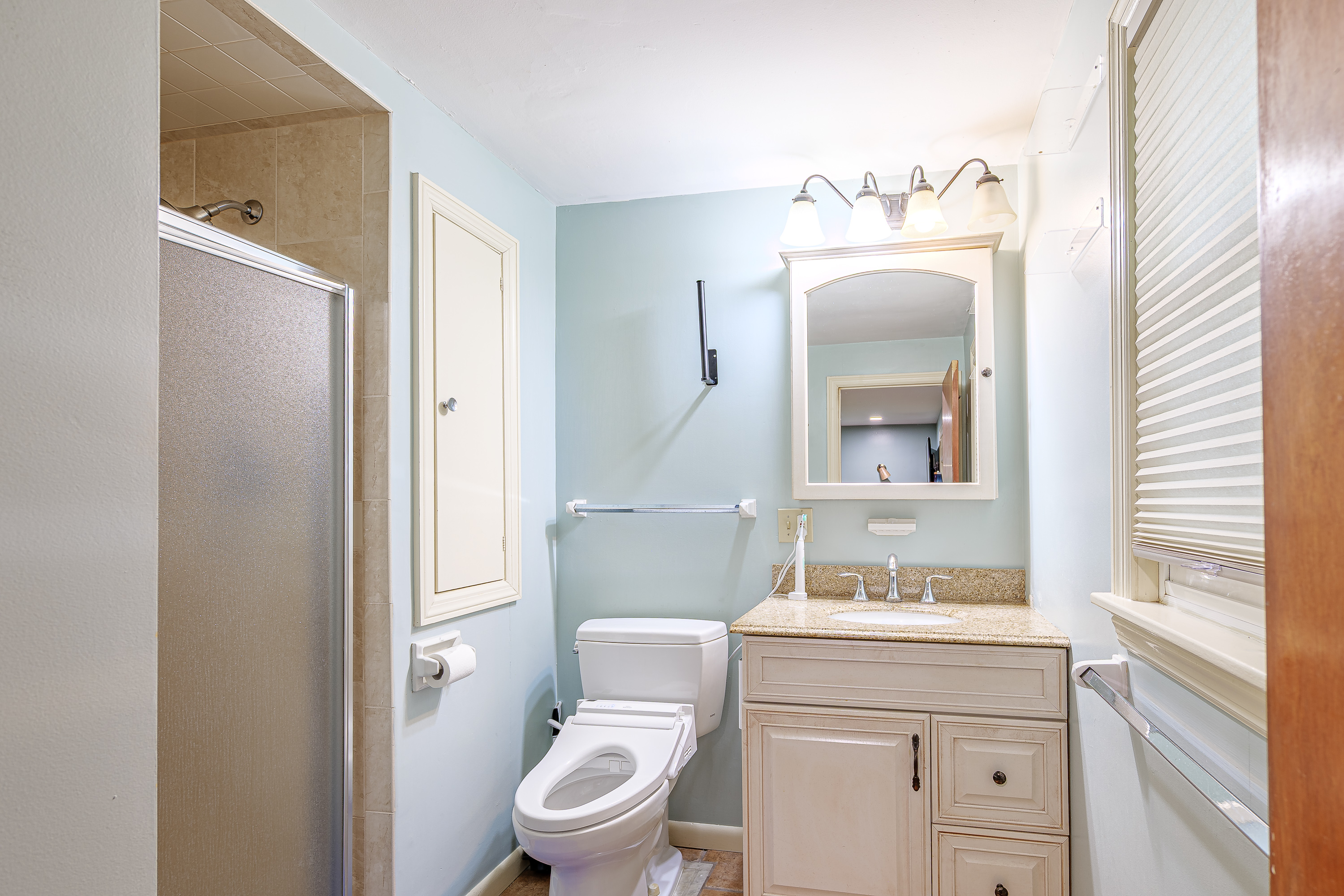 Additional residence and barn photograph 32