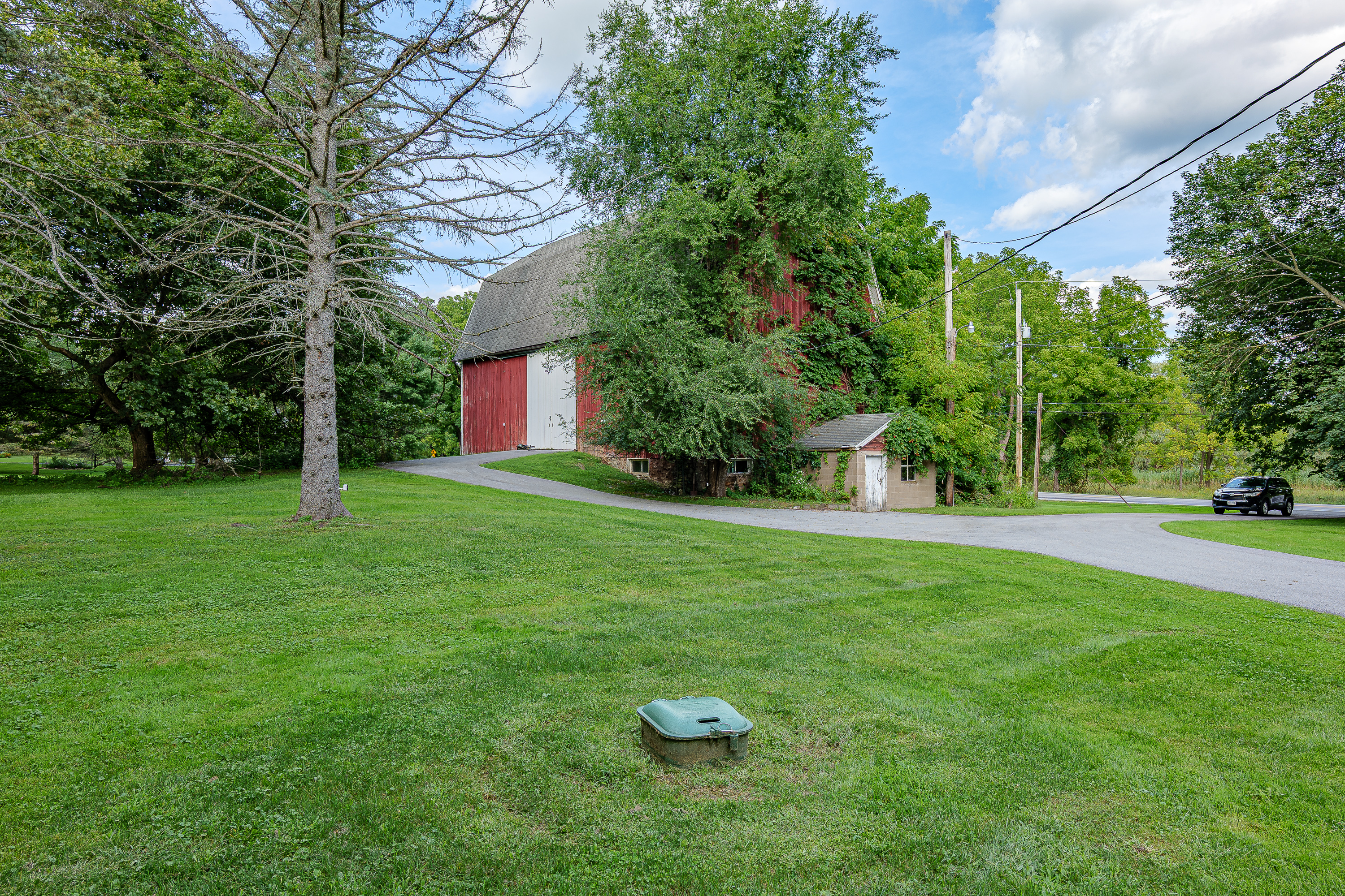 Additional residence and barn photograph 43