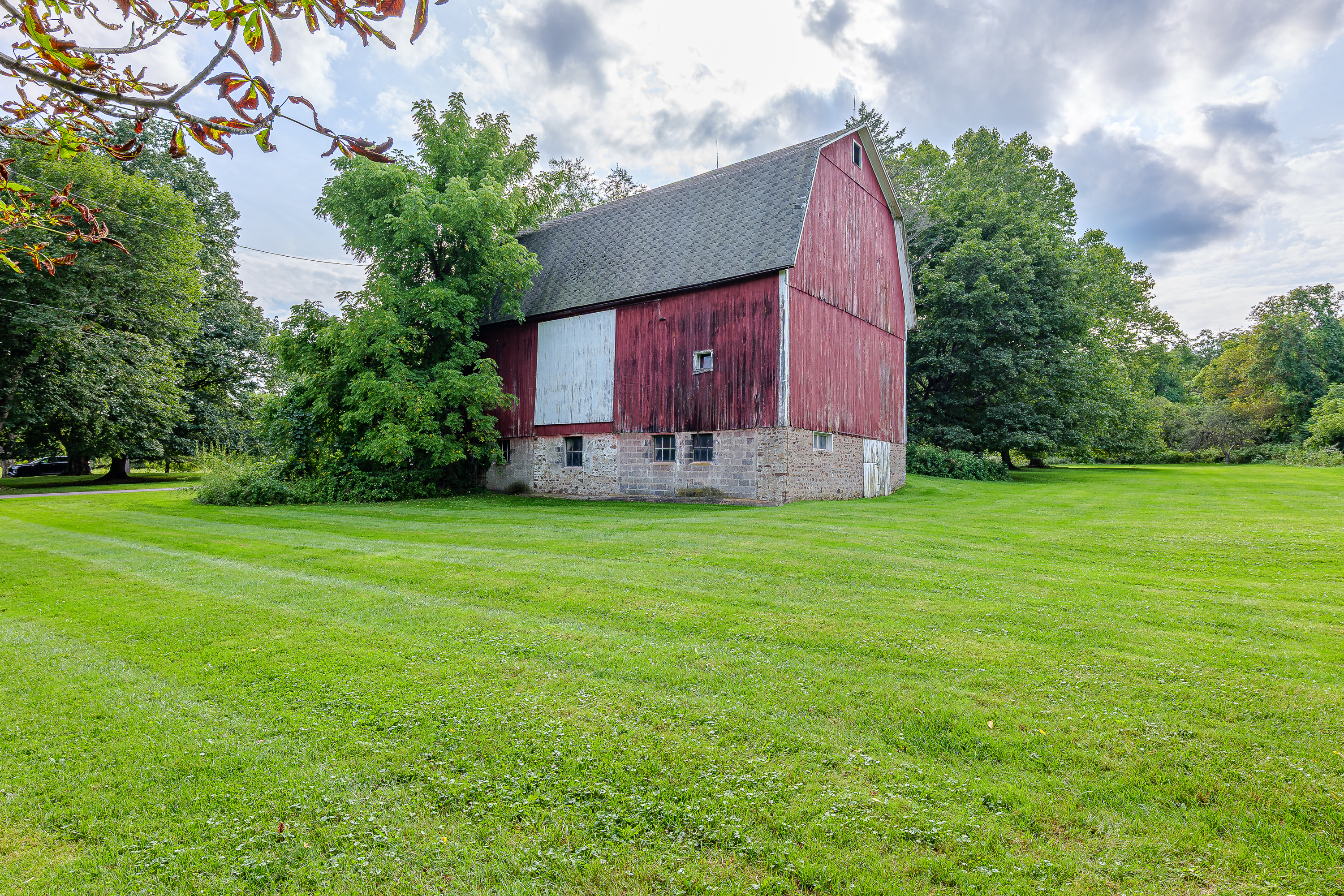 Additional residence and barn photograph 55